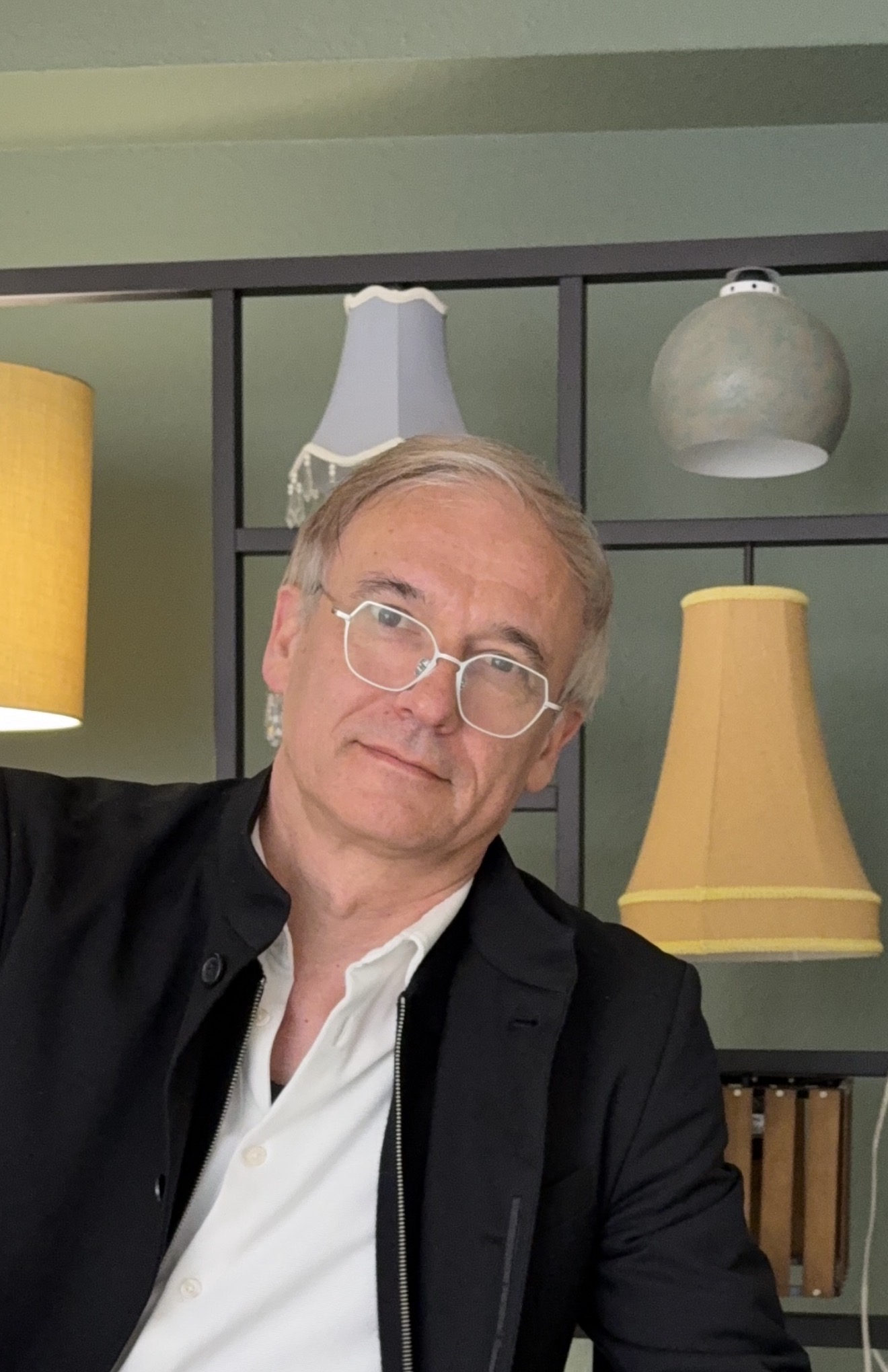 Portrait von Gregor Beul in einem Innenraum